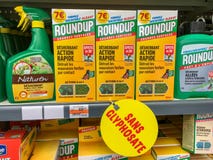Paris, France - 27 avril 2019 : Étagères avec un grand choix d'herbicides dans un hypermarché français Le rassemblement est un no photo stock Paris, France - 27 avril 2019 : Étagères avec un grand choix d'herbicides dans un hypermarché français Le rassemblement est un no photo stock
