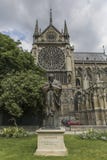 PARIS/FRANCE - 2 de junio de 2017: Estatua de St Juan Pablo II delante de Notre Dame de París, Francia foto de archivo libre de regalías PARIS/FRANCE - 2 de junio de 2017: Estatua de St Juan Pablo II delante de Notre Dame de París, Francia foto de archivo libre de regalías