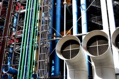 Paris, France, le 12 août 2018 Centre Pompidou, façade colorée avec des tubes et canalisations images libres de droits Paris, France, le 12 août 2018 Centre Pompidou, façade colorée avec des tubes et canalisations images libres de droits