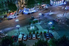 PARIS, FRANCE, le 26 avril 2016 Place de San Agustin la nuit photographie stock libre de droits PARIS, FRANCE, le 26 avril 2016 Place de San Agustin la nuit photographie stock libre de droits