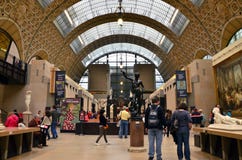 Paris, France - 14 mai 2015 : Visiteurs dans le Musee d'Orsay à Paris Image stock Paris, France - 14 mai 2015 : Visiteurs dans le Musee d'Orsay à Paris Image stock