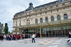 Paris, France - 14 mai 2015 : Visiteurs à l'entrée principale au Musée d'Art moderne d'Orsay à Paris Photographie stock Paris, France - 14 mai 2015 : Visiteurs à l'entrée principale au Musée d'Art moderne d'Orsay à Paris Photographie stock