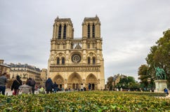 PARIS, FRANCE - 13 OCTOBRE 2016 : Notre Dame de Paris Cathedral, vue de face d'un des monuments les plus populaires en Europe photo libre de droits PARIS, FRANCE - 13 OCTOBRE 2016 : Notre Dame de Paris Cathedral, vue de face d'un des monuments les plus populaires en Europe photo libre de droits