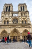 PARIS, FRANCE - 13 OCTOBRE 2016 : Notre Dame de Paris Cathedral, vue de face d'un des monuments les plus populaires en Europe images stock PARIS, FRANCE - 13 OCTOBRE 2016 : Notre Dame de Paris Cathedral, vue de face d'un des monuments les plus populaires en Europe images stock