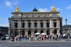 Paris france Opera Garnier, palais garnier Sierpień 2018 Okresu filmu filmowanie i turyści tłoczy się zabytek obraz stock Paris france Opera Garnier, palais garnier Sierpień 2018 Okresu filmu filmowanie i turyści tłoczy się zabytek obraz stock