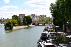 Paris, Frankreich Die Seine mit Booten und Ile de la Cite von Pont des Arts Ansicht von Quadrat Vert Galant mit Park 17. August 2 stockfoto Paris, Frankreich Die Seine mit Booten und Ile de la Cite von Pont des Arts Ansicht von Quadrat Vert Galant mit Park 17. August 2 stockfoto