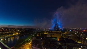 PARIS, FRANKREICH - 19. JUNI 2018: Eiffelturmfeuerwerks-Nacht-timelapse am Französischen Nationalfeiertag Schnelle Bewegung stock video PARIS, FRANKREICH - 19. JUNI 2018: Eiffelturmfeuerwerks-Nacht-timelapse am Französischen Nationalfeiertag Schnelle Bewegung stock video