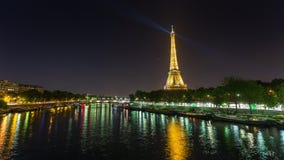 PARIS, FRANKREICH - 19. JUNI 2018: Eiffelturmnacht-timelapse helle Lichter Schnelle Bewegung stock footage PARIS, FRANKREICH - 19. JUNI 2018: Eiffelturmnacht-timelapse helle Lichter Schnelle Bewegung stock footage