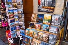 PARIS, FRANKREICH - 14. JUNI 2014: Magneten im Souvenirladen in Paris stockbild PARIS, FRANKREICH - 14. JUNI 2014: Magneten im Souvenirladen in Paris stockbild
