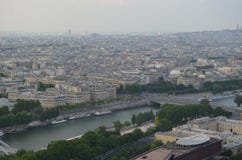 PARIS, FRANKREICH - 29. MÄRZ 2014: ANSICHT VON TORRE EIFFEL lizenzfreie stockbilder PARIS, FRANKREICH - 29. MÄRZ 2014: ANSICHT VON TORRE EIFFEL lizenzfreie stockbilder