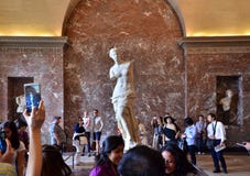 Paris Frankrike - Maj 13, 2015: Turister besöker den Venus de Milo statyn på Louvremuseet arkivbild Paris Frankrike - Maj 13, 2015: Turister besöker den Venus de Milo statyn på Louvremuseet arkivbild