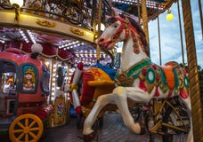 PARIS, FRANÇA - 30 DE AGOSTO DE 2015: Carrossel francês velho em um parque do feriado em horas de verão da noite fotografia de stock royalty free PARIS, FRANÇA - 30 DE AGOSTO DE 2015: Carrossel francês velho em um parque do feriado em horas de verão da noite fotografia de stock royalty free