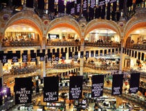 PARIS, FRANÇA - EM ABRIL DE 2017: dentro de Galeries Lafayette famosos o 3 de agosto de 2013 em Paris Galeries Lafayette são famo imagem de stock royalty free PARIS, FRANÇA - EM ABRIL DE 2017: dentro de Galeries Lafayette famosos o 3 de agosto de 2013 em Paris Galeries Lafayette são famo imagem de stock royalty free
