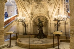 Paris, França, o 31 de março de 2017: Vista interior de Opera de nacional Paris Garnier, França Foi construído desde 1861 a Fotos de Stock Paris, França, o 31 de março de 2017: Vista interior de Opera de nacional Paris Garnier, França Foi construído desde 1861 a Fotos de Stock