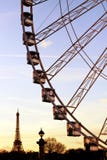 Paris pariserhjulgondoler och Eiffeltornkontur från stället de la Concorde under skymning royaltyfri foto Paris pariserhjulgondoler och Eiffeltornkontur från stället de la Concorde under skymning royaltyfri foto