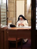 Paris, 6 Parvis Notre-Dame - Pl Jean-Paul II, Notre Dame Cathedral, le 20 décembre 2018 Nonne s'asseyant à la table photo stock Paris, 6 Parvis Notre-Dame - Pl Jean-Paul II, Notre Dame Cathedral, le 20 décembre 2018 Nonne s'asseyant à la table photo stock