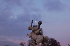 Paris-Statue, die den Mond im Tuilleries gestaltet stockbild Paris-Statue, die den Mond im Tuilleries gestaltet stockbild