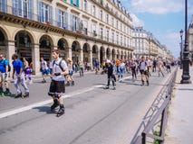 paris r Май 2018 Марафон кататься на коньках ролика в разбивочных улицах Парижа стоковое изображение paris r Май 2018 Марафон кататься на коньках ролика в разбивочных улицах Парижа стоковое изображение