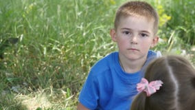 Park der glückliches Kinderschlagseifenblasen im Frühjahr Langsame Bewegung stock video footage Park der glückliches Kinderschlagseifenblasen im Frühjahr Langsame Bewegung stock video footage