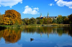 Park mit einem Teich am Schloss Lizenzfreie Stockbilder Park mit einem Teich am Schloss Lizenzfreie Stockbilder