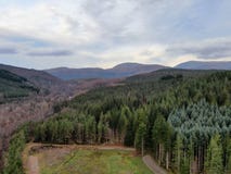 Park Narodowy w Szkockich średniogórzach - góra krajobraz nad Contin miasteczkiem obraz stock Park Narodowy w Szkockich średniogórzach - góra krajobraz nad Contin miasteczkiem obraz stock