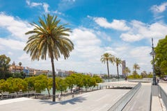 Park obok rzecznej Guadalquivir rzeki w Seville, Hiszpania fotografia stock Park obok rzecznej Guadalquivir rzeki w Seville, Hiszpania fotografia stock