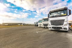 Parkeerplaats voor zware vrachtwagens, begin een werkdag stock foto Parkeerplaats voor zware vrachtwagens, begin een werkdag stock foto