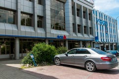 Parken Mercedes Benz E 220 vor Bcr-Sparbank lizenzfreie stockfotografie Parken Mercedes Benz E 220 vor Bcr-Sparbank lizenzfreie stockfotografie