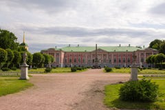 Parken van Moskou Edel landgoed Kuskovo Een mening van de tuin met beeldhouwwerken en een Paleis royalty-vrije stock fotografie Parken van Moskou Edel landgoed Kuskovo Een mening van de tuin met beeldhouwwerken en een Paleis royalty-vrije stock fotografie