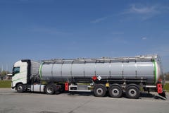 Parkeren door de weg Tankervrachtwagen terwijl parkeren in een parkeerterrein stock fotografie Parkeren door de weg Tankervrachtwagen terwijl parkeren in een parkeerterrein stock fotografie