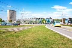 Parking, arrêt de tram et arrêt d'autobus devant la gare ferroviaire principale à Kosice Slovaquie photographie stock Parking, arrêt de tram et arrêt d'autobus devant la gare ferroviaire principale à Kosice Slovaquie photographie stock