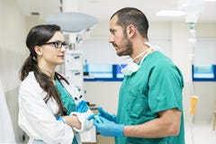 Parler de travailleurs d'équipe médicale photographie stock libre de droits Parler de travailleurs d'équipe médicale photographie stock libre de droits