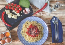 Parmesano, tomates de cereza, pimientas de chiles, queso verde y mentira del ajo en un tablero oscuro que se coloca en una tabla fotos de archivo Parmesano, tomates de cereza, pimientas de chiles, queso verde y mentira del ajo en un tablero oscuro que se coloca en una tabla fotos de archivo