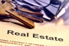 Parola di titolo di bene immobile ad una pagina del contratto di agente immobiliare immagini stock libere da diritti Parola di titolo di bene immobile ad una pagina del contratto di agente immobiliare immagini stock libere da diritti