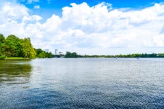 Parque bonito de Herastrau de Bucareste, Rom?nia em um dia de mola imagens de stock Parque bonito de Herastrau de Bucareste, Rom?nia em um dia de mola imagens de stock