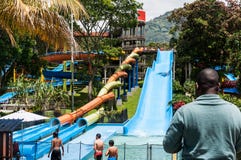 Parque del agua, área de piscina con las diapositivas Imágenes de archivo libres de regalías Parque del agua, área de piscina con las diapositivas Imágenes de archivo libres de regalías