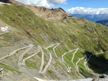 Parque nacional Stelvio Camino de la curva en montañas imagenes de archivo Parque nacional Stelvio Camino de la curva en montañas imagenes de archivo