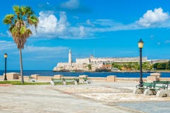 Parque romántico en La Habana con vistas al castillo del EL Morro imagen de archivo libre de regalías Parque romántico en La Habana con vistas al castillo del EL Morro imagen de archivo libre de regalías