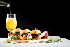 Part de glisseurs d'hamburgers de boeuf de partie images libres de droits Part de glisseurs d'hamburgers de boeuf de partie images libres de droits