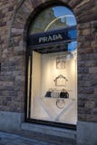 Parte anteriore del deposito di Prada Casa di moda di lusso italiana fotografia stock libera da diritti Parte anteriore del deposito di Prada Casa di moda di lusso italiana fotografia stock libera da diritti
