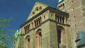 Parte anteriore della cattedrale di Speyer, sito famoso del campanile del patrimonio mondiale dell'Unesco video d archivio Parte anteriore della cattedrale di Speyer, sito famoso del campanile del patrimonio mondiale dell'Unesco video d archivio