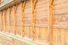 Parte de la casa, a saber una pared sin las ventanas, construidas de tableros de madera con el uso de llevar ayudas verticales fotografía de archivo Parte de la casa, a saber una pared sin las ventanas, construidas de tableros de madera con el uso de llevar ayudas verticales fotografía de archivo