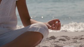 Parte de uma mulher que faz a ioga na praia vídeos de arquivo Parte de uma mulher que faz a ioga na praia vídeos de arquivo