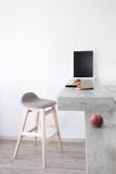 Parte della cucina scandinava moderna di stile: contatore della barra con il contatore e le pesche della barra Fotografia Stock Libera da Diritti Parte della cucina scandinava moderna di stile: contatore della barra con il contatore e le pesche della barra Fotografia Stock Libera da Diritti