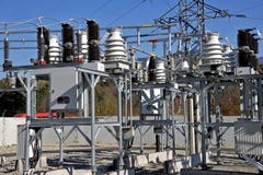 Parte della sottostazione ad alta tensione con i commutatori ed i disconnectors immagine stock libera da diritti Parte della sottostazione ad alta tensione con i commutatori ed i disconnectors immagine stock libera da diritti