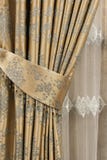 Parte della tenda meravigliosamente coperta sulla finestra nella stanza Chiuda su della tenda accatastata Tenda di lusso dell'oro Fotografia Stock Parte della tenda meravigliosamente coperta sulla finestra nella stanza Chiuda su della tenda accatastata Tenda di lusso dell'oro Fotografia Stock