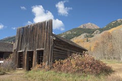 Parte dianteira abandonada velha da loja em Ashcroft, Colorado imagens de stock Parte dianteira abandonada velha da loja em Ashcroft, Colorado imagens de stock