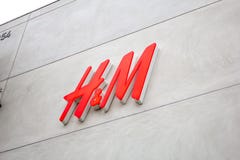 Parte dianteira da loja de H&M fotografia de stock Parte dianteira da loja de H&M fotografia de stock