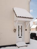 Parte externa da casa com neve no pátio de entrada coberto coberto imagem de stock royalty free Parte externa da casa com neve no pátio de entrada coberto coberto imagem de stock royalty free