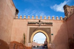 Vecchia parete della città con il portone a Marrakesh fotografia stock libera da diritti Vecchia parete della città con il portone a Marrakesh fotografia stock libera da diritti